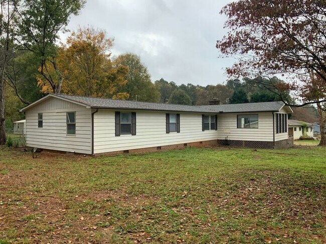 Building Photo - 115 Pine Tree Rd