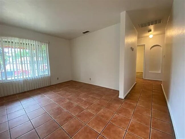 Building Photo - 3 bed, 1 bath home