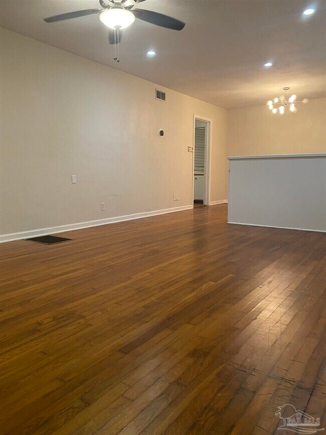 Foto del edificio - 1240 E Jordan St