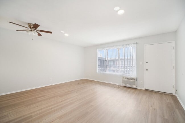 Interior Photo - 18411 Vincennes Street