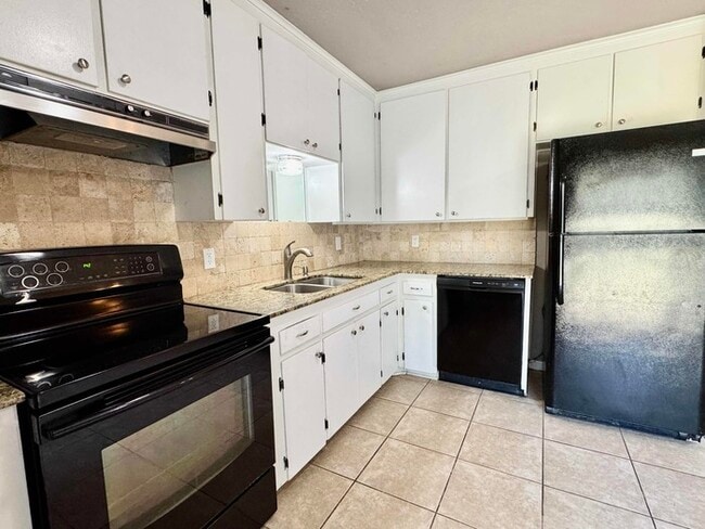 Building Photo - 1113 N Hickory Ave