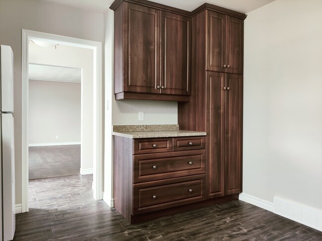 Building Photo - 10 Hudson Crescent