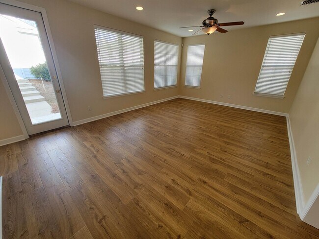 Foto del edificio - 4061 Shady View Ln