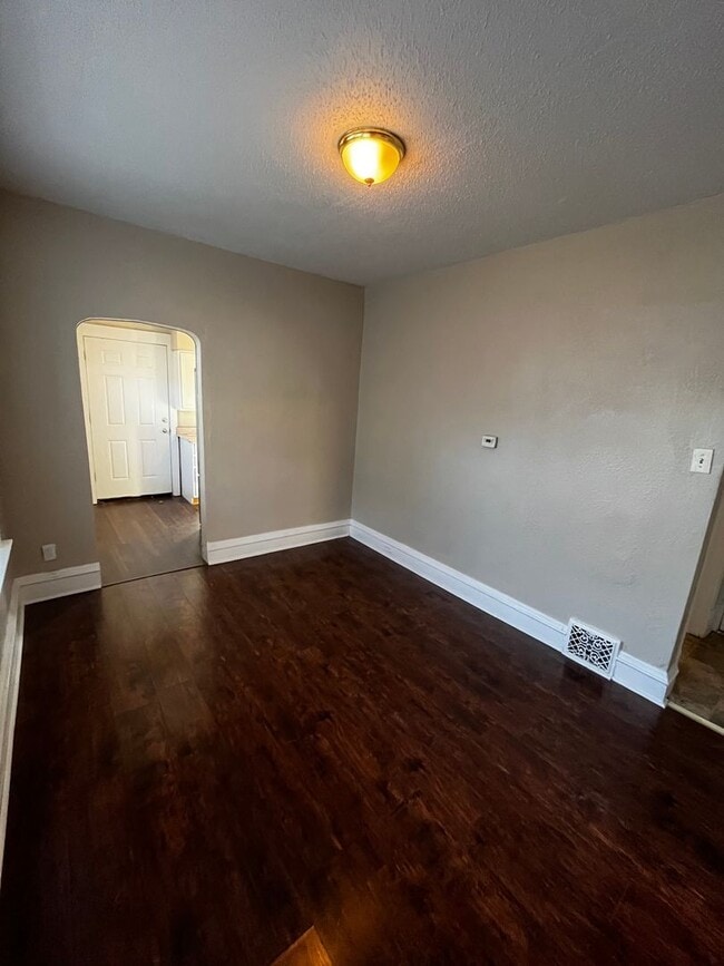 Building Photo - Newly renovated 6-bedroom, 2-bathroom house