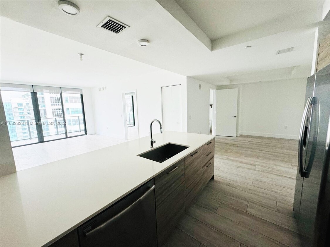 Photo - 121 NE 34th St (Miami, FL)