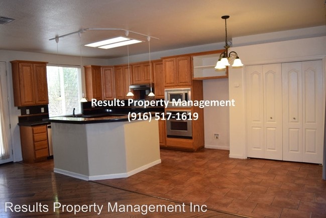 Building Photo - 4 br, 3 bath House - 1424 Redwood Dr.
