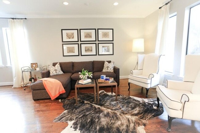 Building Photo - Newly Updated 3-Bedroom House in the Desir...