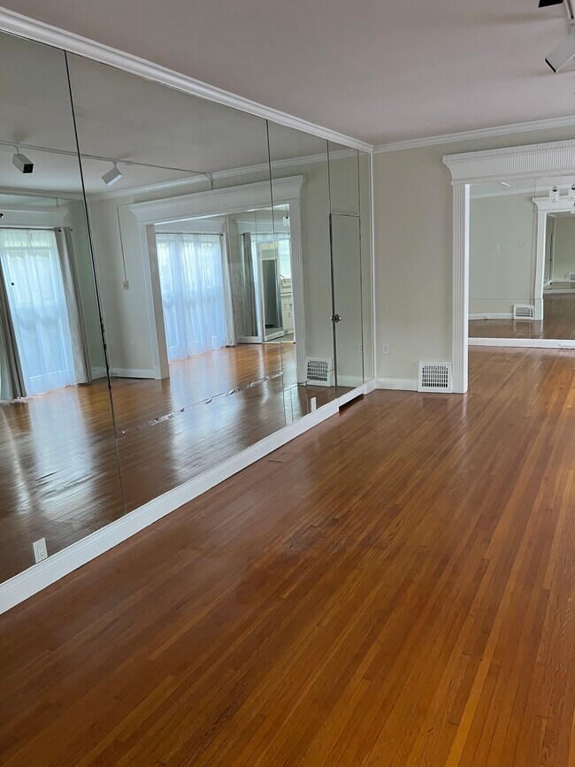 Foto del edificio - 8276 Norton Ave