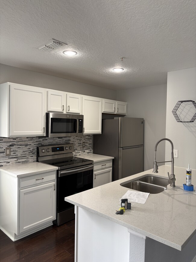 Kitchen - 3049 Lindale Ave