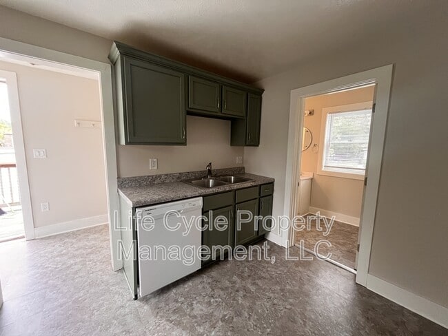 Foto del edificio - 700 Clancy Ave NE