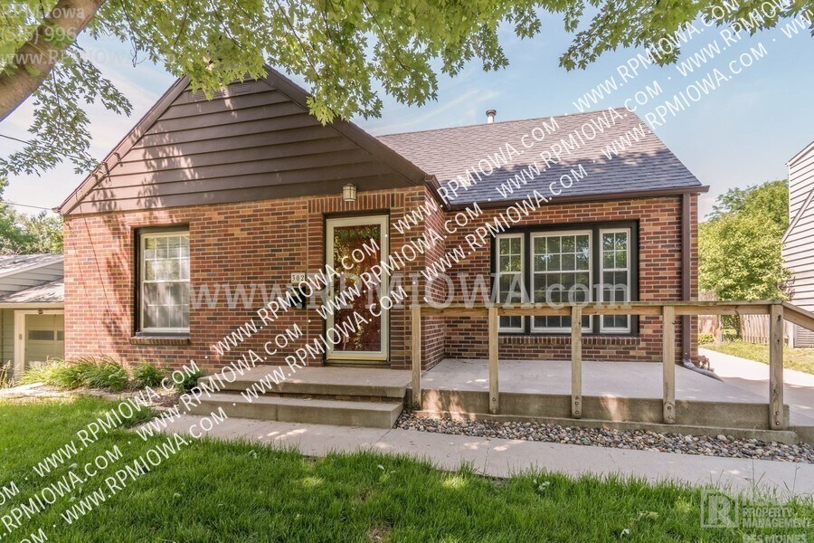 Primary Photo - SOUTH OF GRAND!! 3 Bedroom, 1 Bath Home in...