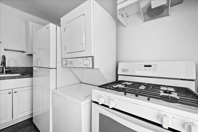 Building Photo - 320 Columbia Ave 1/4-324