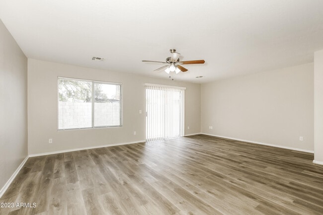 Building Photo - 2612 E Paradise Ln