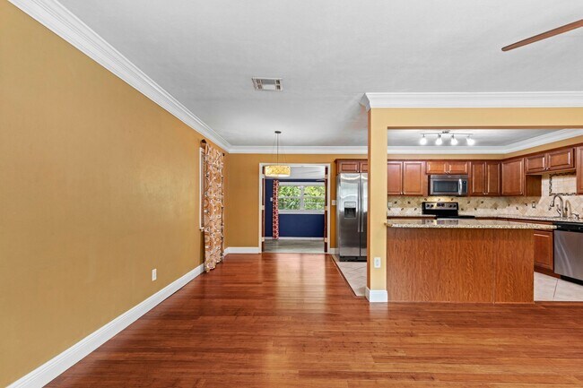 Building Photo - LEASE TERMS NEGOTIABLE Beautifully renovat...
