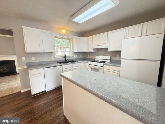 Building Photo - 301 Sutton Ct