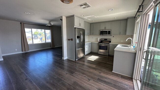 Building Photo - Wonderful 4 bedroom 2 bath home for rent in the heart of Mira Mesa!