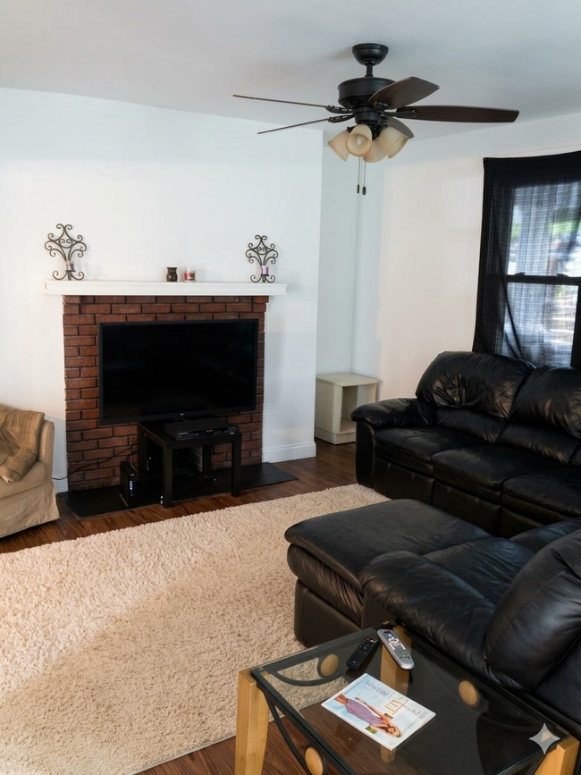 Building Photo - Luxury Rental - South Side