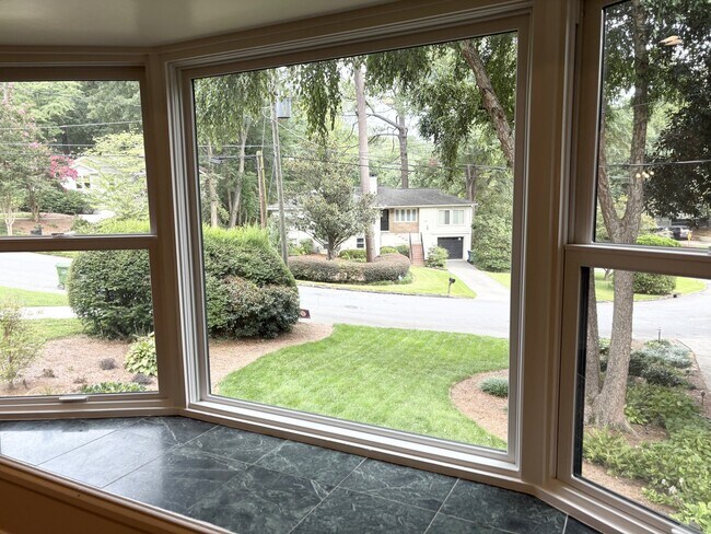 Foto del edificio - 654 Upton Rd NW