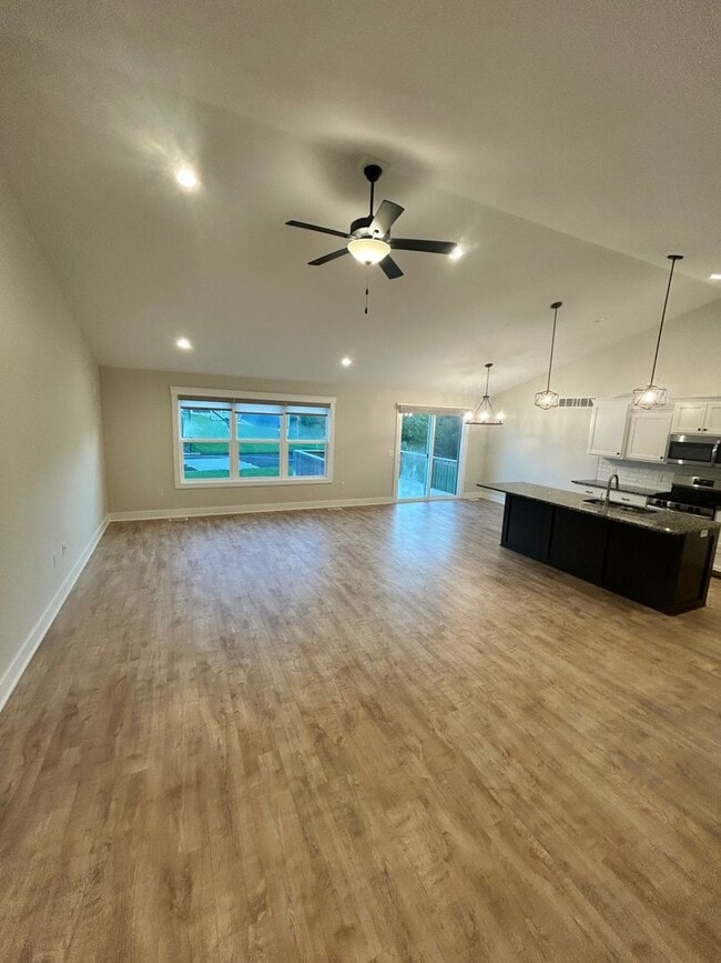 Building Photo - 3837 Delia Dr