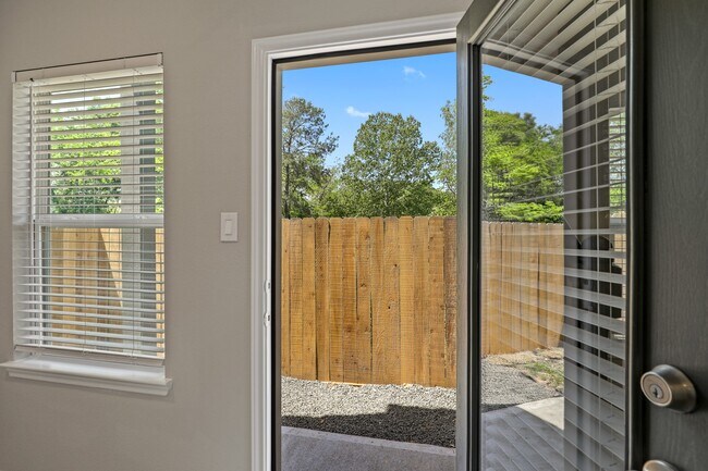 Foto del edificio - 13511 Axel Ln