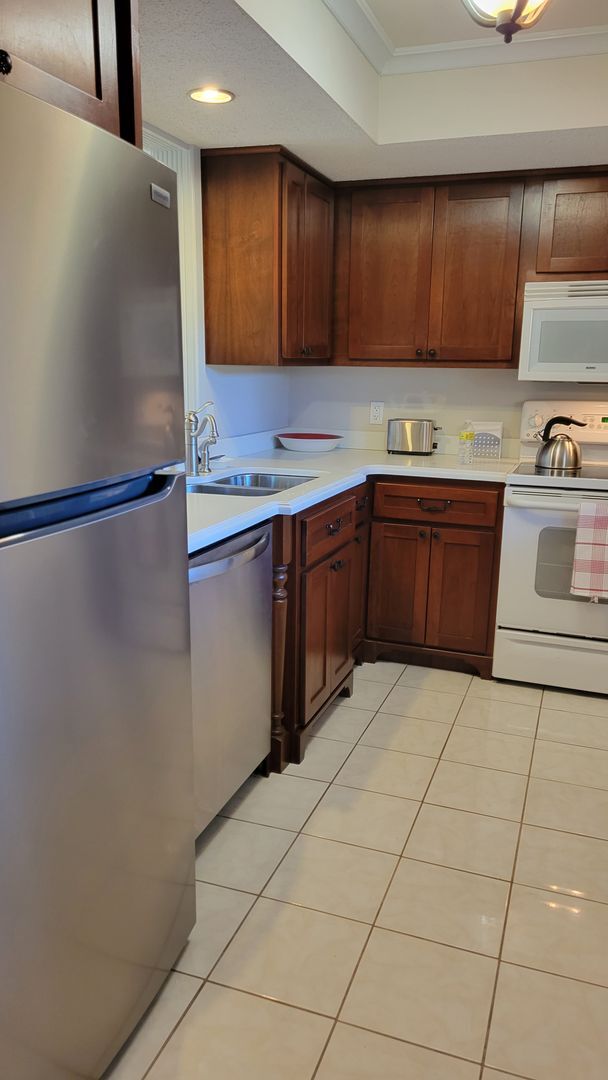 Building Photo - Annual turnkey furnished ground floor cond...