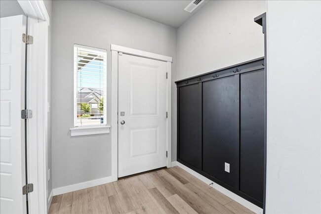 Building Photo - 5 Bedroom, 2.5 Bathroom home located in Southeast Boise