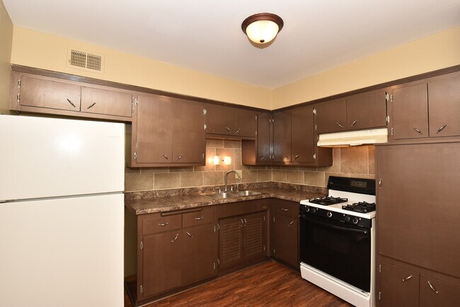 Building Photo - 8806 W Villard Ave