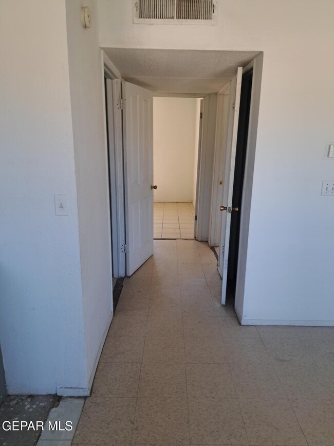 Building Photo - 623 NE Davis St