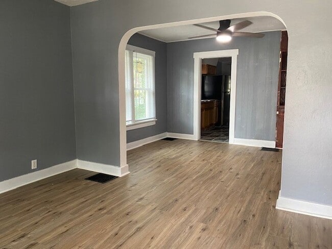 Building Photo - Two bedroom, one bath home located in Dayton*