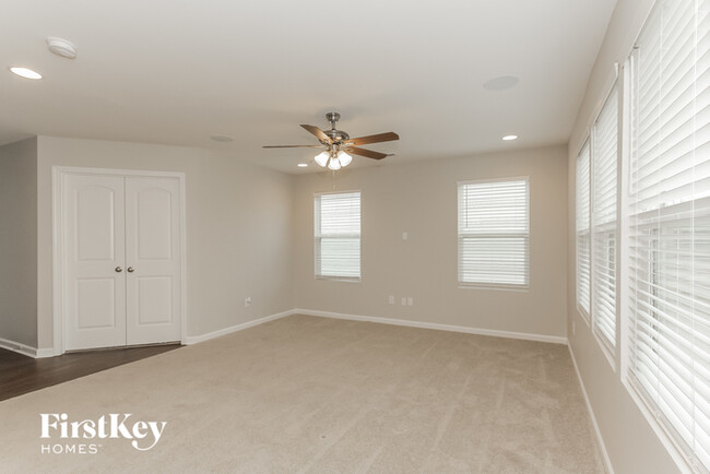 Building Photo - 10226 Holly Park Drive
