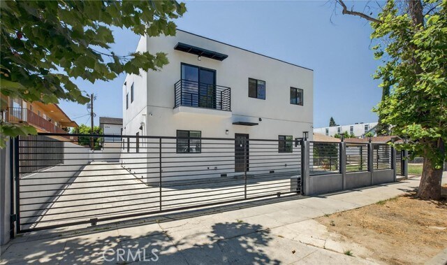 Foto principal - 14732 Gilmore St