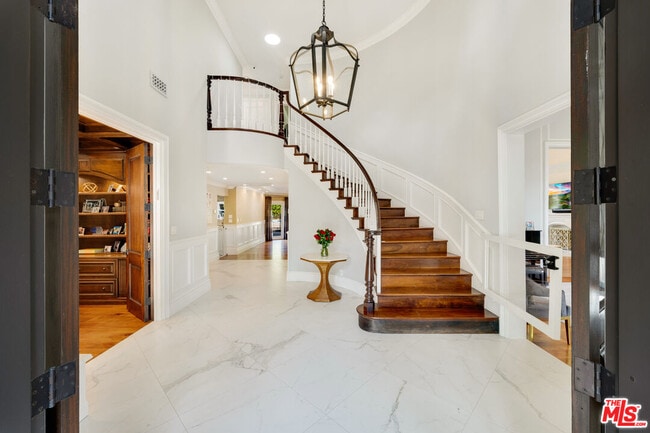 Building Photo - 13037 San Vicente Blvd
