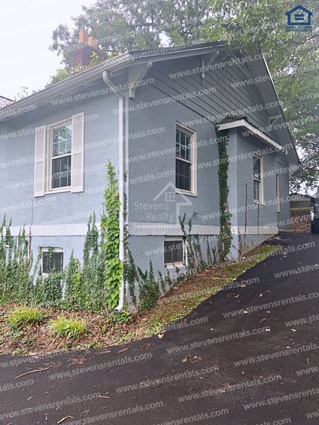 Building Photo - 300 Dahlia Dr