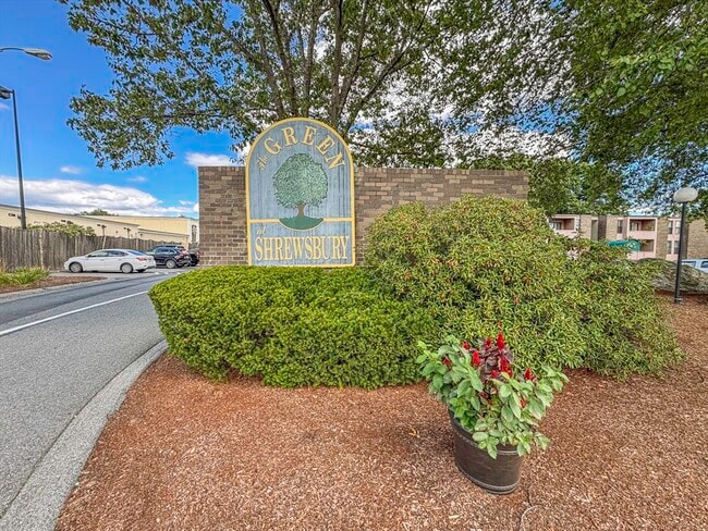 Building Photo - 2 Shrewsbury Green Dr