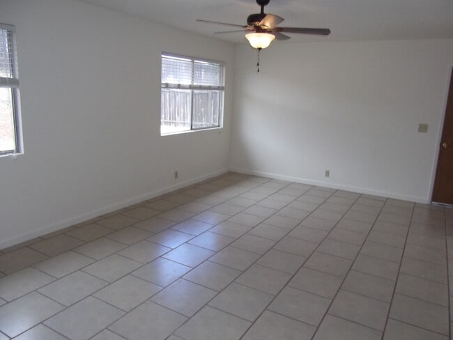 Foto del edificio - 616 Crosby Ln