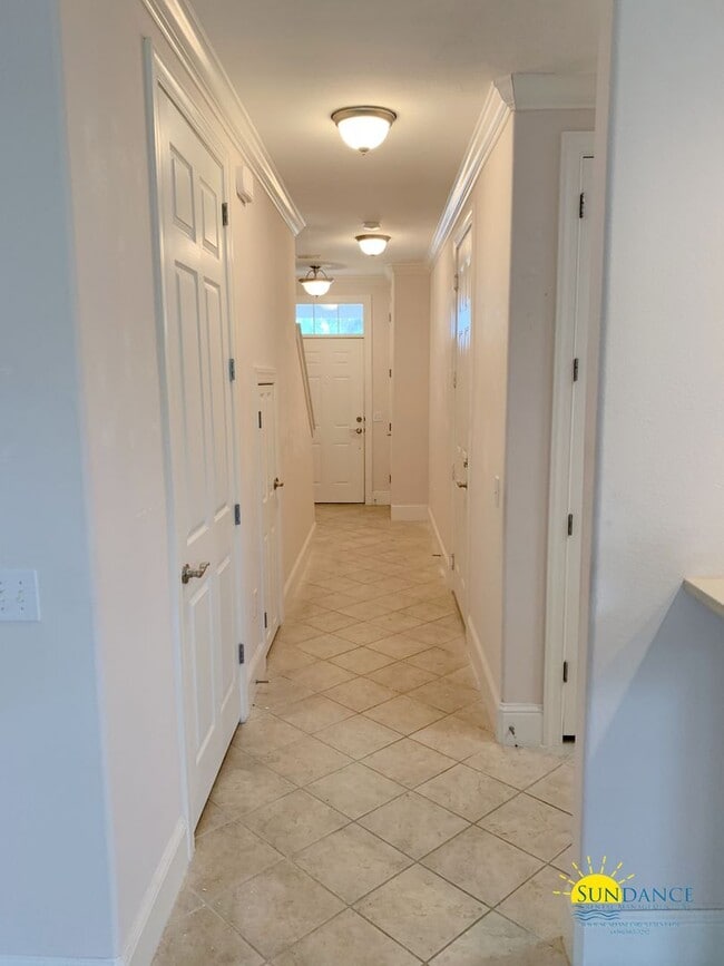 Building Photo - Charming 3 Bedroom Townhome in Santa Rosa ...