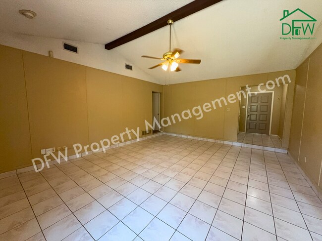 Foto del edificio - Charming 3-Bedroom Home with Fenced Backyard & Fireplace in Arlington!