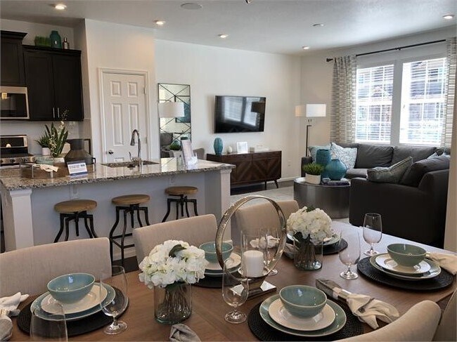 Foto del edificio - Modern Three Bedroom Townhome Available For Rent in Creekside