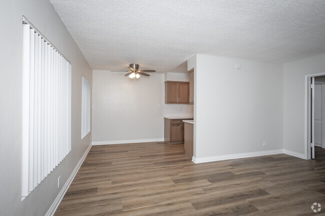 1 dormitorio, 1 baño - 540 pies cuadrados - Sala de estar/Comedor - 830-842 Elm Ave Apartments