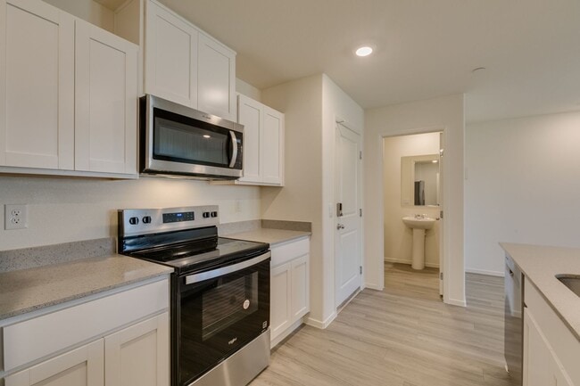 Foto del edificio - Gorgeous Townhome with upgrades in gated community* 3 large bedrooms, 2 car garage*Community pool...