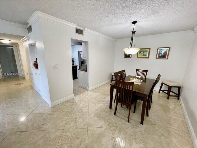 Foto del edificio - 6861 SW 147th Ave