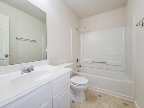 Building Photo - 5746 Roehampton Ct