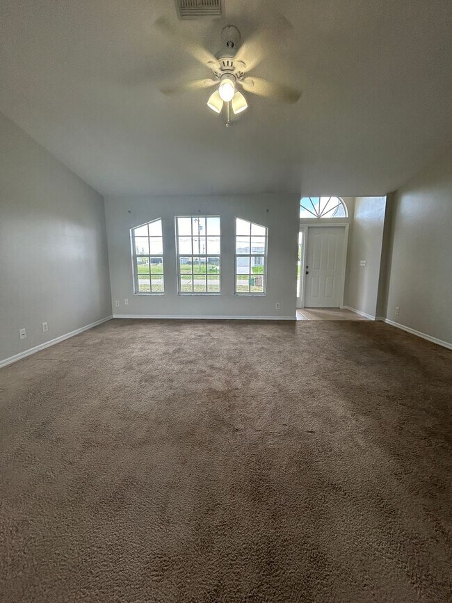 Foto del edificio - 3 Bedroom 2 Bath 2 Car Garage In Cape Coral!