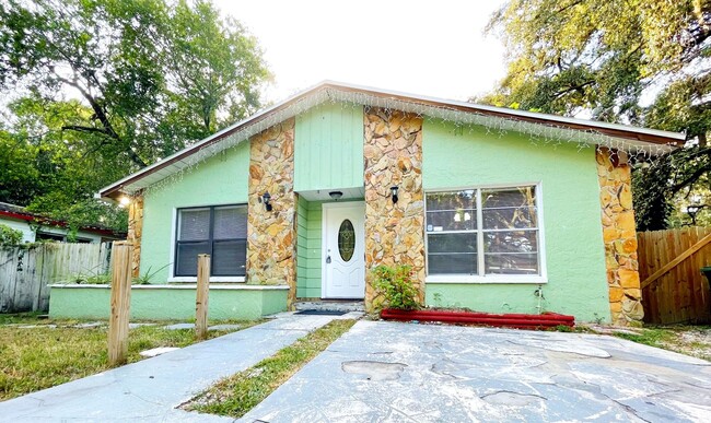 Building Photo - Available Now! 3 Bed 1 Bath House!