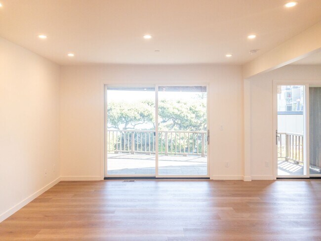 Building Photo - Stunning, Fully Remodeled Jr. 1bd/1ba! Remodeled! Private Deck! Parking! Laundry! PROGRESSIVE!