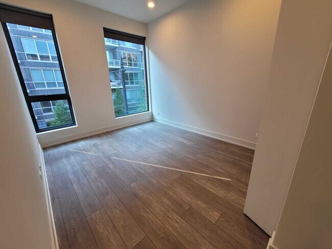 Building Photo - 853 N Larrabee St