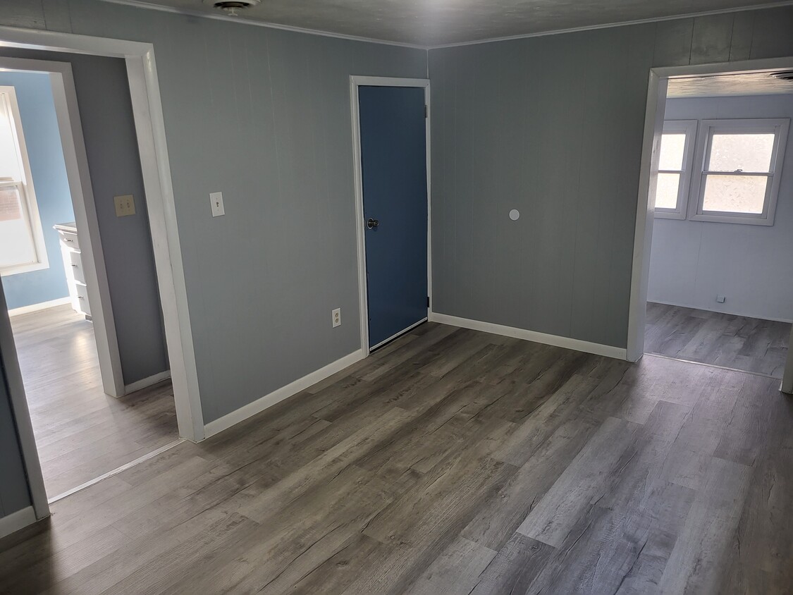 Living Room/Entry - 318 United Ave