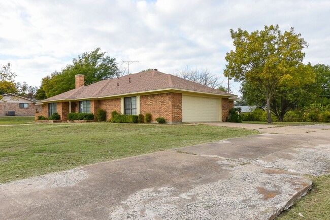 Building Photo - 3106 Bonham-House