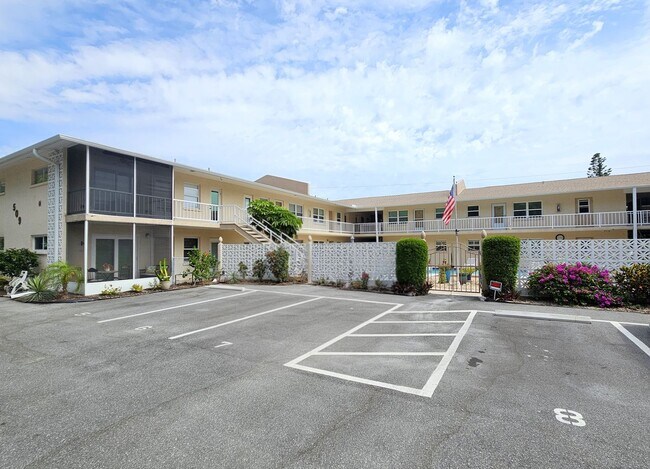 Building Photo - ISLAND OF VENICE! FIRST FLOOR condo with courtyard pool, 2 bed, 1 bath blocks from Downtown and V...