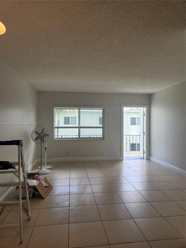 Foto del edificio - 715 NE 2nd Ave